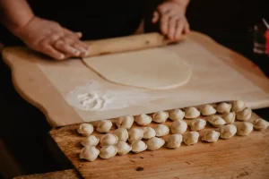 mains faisant des pelmenis