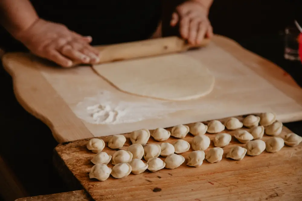mains faisant des pelmenis